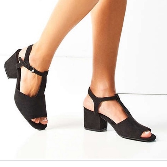 Urban Outfitters Shoes - NWOB Urban Outfitters Cyndi T Strap Block Sandal